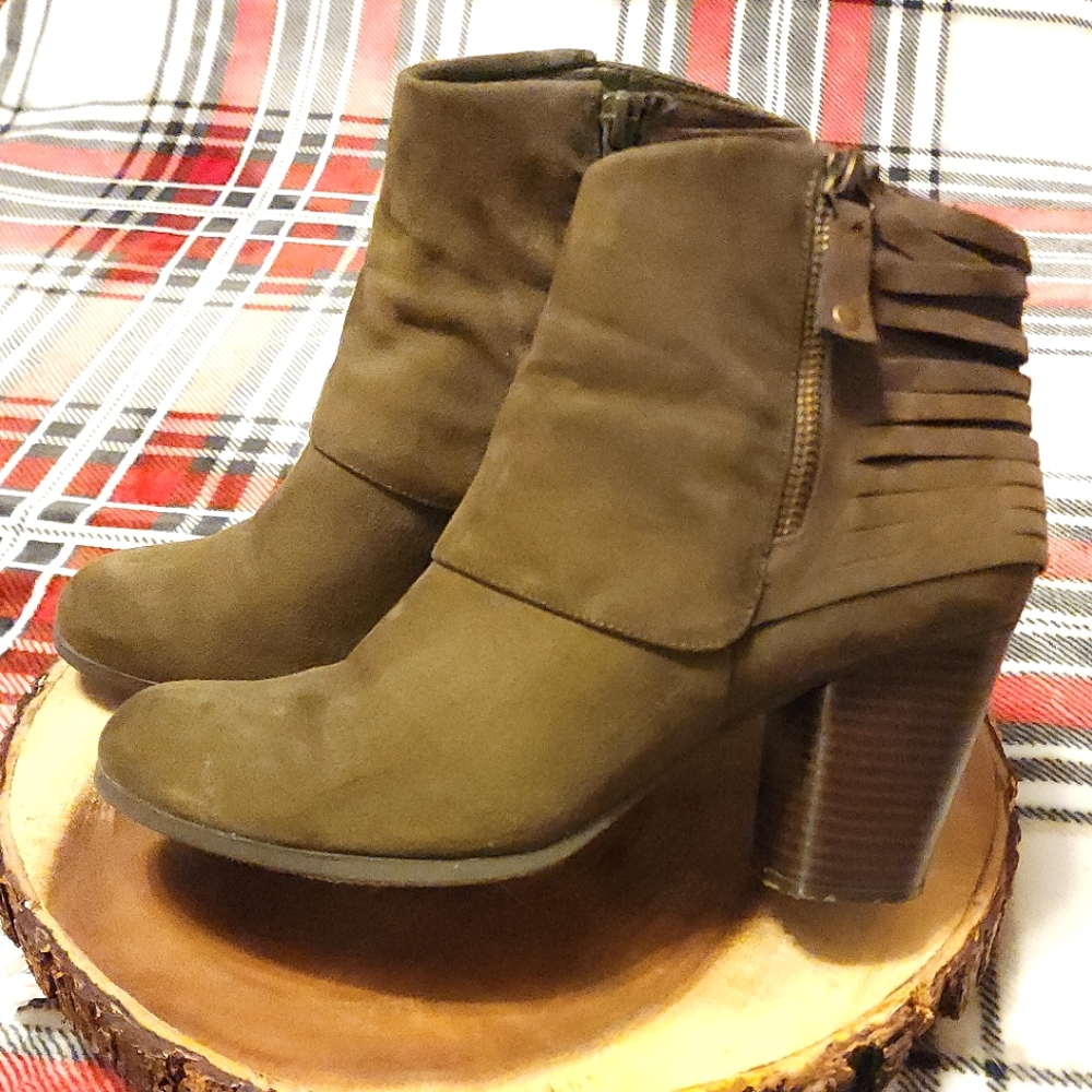 Madden Girl heeled boots dark olive green sz 9